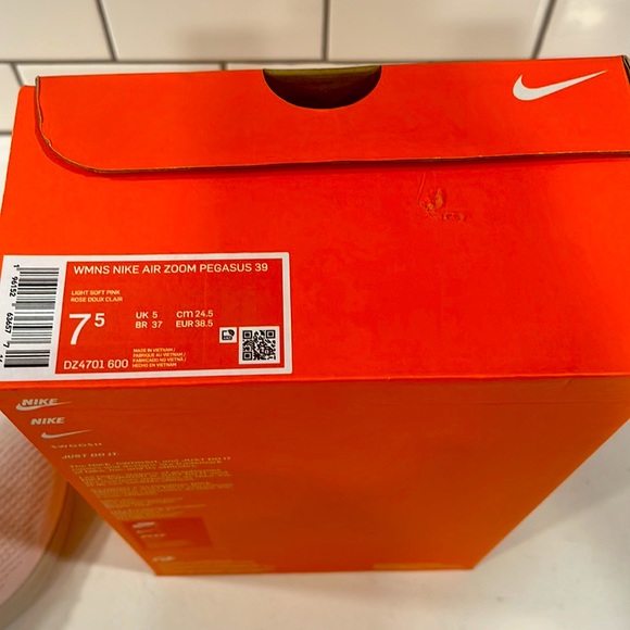 ** NWT** Women’s Nike Air Zoom Pegasus Size 7.5 - Picture 5 of 5